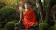© AnilaStudio - 緑豊かな庭園に座るオレンジ色の衣をまとった仏像