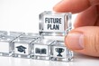 © Aralan - Plan futuro, concepto de planificación estratégica y desarrollo personal, cubos de cristal con iconos de educación y carrera, visualización de metas académicas y profesionales.