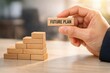 © Aralan - Plan futuro, estrategia de negocio y desarrollo profesional; bloques de madera apilados como escalera de crecimiento, concepto de planificación y éxito empresarial.