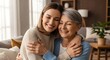 © youns - Mujer feliz, enfermera y abrazo a paciente mayor en cuidado de ancianos, apoyo o confianza en un hogar de ancianos. Retrato de una persona madura, médico o cuidador médico abrazándose con una sonrisa