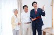 © ponta1414 - 高齢夫婦に説明するスーツ姿の営業マン｜介護・保険・住宅相談