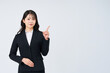 © maru54 - 人差し指を立てるポーズをする若いビジネスウーマン