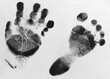 © Diego - Foto scattata a delle impronte di un piede e di una mano di un bambino neonato.