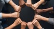 © youns - Grupo de personas multiétnicas uniendo sus manos en círculo, fondo negro. Muchas manos de diferentes razas y etnias.