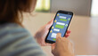 © Metro Hopper - スマートフォンのチャットアプリを操作する女性の手元　メッセージを送受信する日常のコミュニケーション
