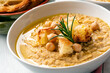 © Alessio Orrù - Vellutata di ceci cremosa con pane croccante, cibo vegetariano