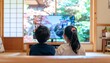 © 健 板澤 - テレビを観る幼い兄弟の後ろ姿のイメージ画像
