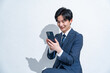 © ponta1414 - 携帯を持つ若手サラリーマン男性