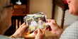 © Rawpixel.com - Elderly couple looking at old photos. Nostalgic moment with vintage photos. Cherished memories. Hands holding pictures, reminiscing past moments. Elderly couple looking at photos at care home.