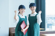 © taka - 飲食店でガッツポーズをする女性従業員