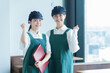 © taka - 飲食店でガッツポーズをする女性従業員