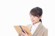 © maroke - 考えながら書く女性