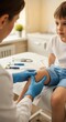 © Olga Ко - Ein Kinderorthopäde und Osteopath untersucht das Knie und Bein eines kleinen Jungen in einer medizinischen Praxis.