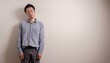 © 美紀 田中 - しわだらけのシャツを着て疲れ切った表情の男性