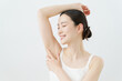 © gohan - 白背景の脇に手を当てて微笑む若い日本人女性　脱毛イメージ