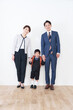 © polkadot - ランドセルを背負う小学校新1年生男子と家族（入学式・フォーマルスーツ）