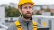 © Business Image - Techniker führt Wartungsarbeiten an der Dachklimaanlage mithilfe eines Tablets in einem lebhaften städtischen Umfeld durch.