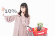 © maroke - スーパーで買い物をする若い女性