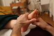 © robin-clouet.fr - Massage de pied dans un espace de bien-être
