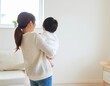 © uumm - 子どもを抱く親