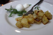© Ilarialapreziosa - Piatto italiano tradizionale vegetariano con patate e mozzarelline
