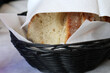 © Ilarialapreziosa - Pane bianco in cesta su una tavola apparecchiata