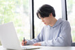 © kapinon - 大学のキャンパスや予備校などの授業をうける大学生のような若い男性の教室や講義室で真面目に勉強する春や緑の爽やかなイメージの横顔