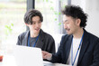 © kapinon - 会社の仕事中に一緒に打ち合わせする上司に励まされる新卒などの新入社員の爽やかなイメージ　その調子！仕事頑張ってね！OJTで先輩に指導を受ける若手社員の成長と教育のビジネスシーン