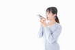 © maroke - 音声入力をする若い女性