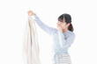 © maroke - 洗濯物を臭う若い女性