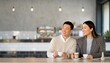 © 美紀 田中 - カフェのカウンターで談笑する若い日本人男女