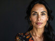 © theshooter - Mujer morena con cabello oscuro de raza y cultura gitana con mirada directa sobre fondo oscuro, expresión natural, detalle de piel y rasgos gitanos con espacio para copy