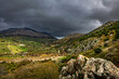 © cocopicfotografia - Valle rural de olivares bajo un cielo de tormenta dramático paisaje de resiliencia y calma antes de la lluvia en las montañas con atmósfera de soledad mística y belleza natural salvaje