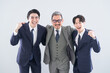 © Yamatatsu - 3人で並んで肩を組むスーツの日本人男性