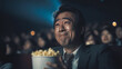 © Hanasaki - 映画館で感動の涙を流す中年のアジア人のビジネスマン