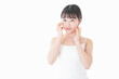 © maroke - 肌のケアをする若い女性