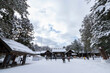© kei u - 雪化粧した神社の参道と本殿