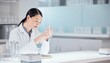 © 美紀 田中 - フラスコを確認する白衣の女性研究者（製薬・実験イメージ）