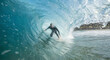 © Juliana - uma foto de dentro dágua de um surfista pegando um tubo