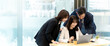© Trickster* - ノートパソコンで打ち合わせをするビジネスパーソンのミーティングイメージ（LP・バナー向け）, Business Team Meeting Around Laptop for Landing Page Banner