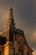 © Myrtille - Pointe de cathédrale au coucher de soleil – architecture historique et lumière dorée