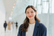 © SHIHO - 日本人, 女性, 20代, ビジネスウーマン, オフィス, キャリアウーマン, 新入社員, 若手社員, ビジネス, 会社員, 採用, 求人, 転職, 笑顔, 自信, 信頼感, ポートレート, ジャケット, ネイビー, ガラス張り, モダン, 廊下, 明るい, 自然光, 爽やか, 清潔感, 働く女性, キャリア, 活気, シルエット, 背景, 企業, コピースペース, 広告素材, 黒髪, ロングヘア