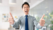 © Trickster* - サムズアップで成功を喜ぶ日本人男性ビジネスパーソンのビジネスイメージ, Japanese Businessman Showing Thumbs Up Celebrating Success