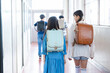 © milatas - 廊下を歩く小学生