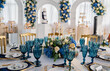 © Manuela - Elegante mesa de recepción de boda con centro floral azul, velas y decoración sofisticada