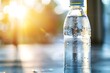 © Jibber  - Kalte Wasserflasche mit Kondensation im Sonnenlicht als Erfrischung an einem heissen Sommertag