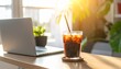© Diamond Fuji - ノートパソコンの隣に置かれたアイスコーヒーとリモートワーク夏の雰囲気