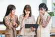© buritora - Businesswomen having meetings while looking at their tablets (review, surprised, shocked)
