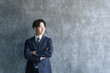 © metamorworks - スーツを着た若い男性ビジネスパーソンのポートレート