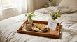 © Aromas - Desayuno especial en cama con flores y café para celebrar el Día de la Madre.
